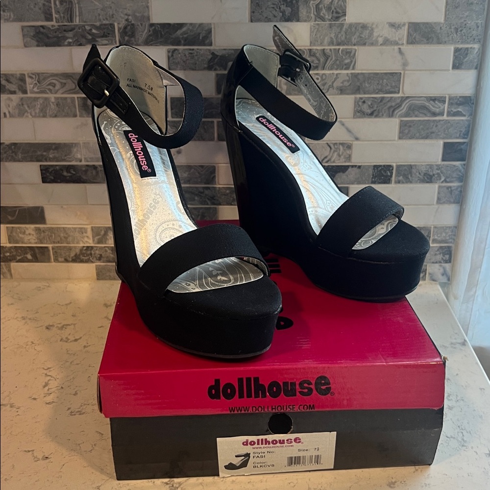 Dollhouse Black Wedge Sandal Size 7.5